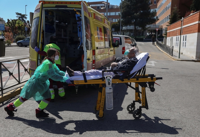 Pasaulyje užsikrėtusiųjų COVID-19 skaičius artėja prie milijono, JAV mirė kūdikis