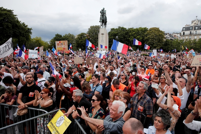 Prancūzijos miestuose protestuojama prieš ribojimus dėl COVID-19