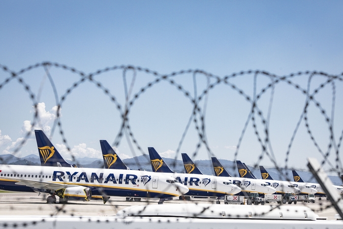 Po grasinimo susprogdinti „Ryanair“ lėktuvą JK policija areštavo du asmenis