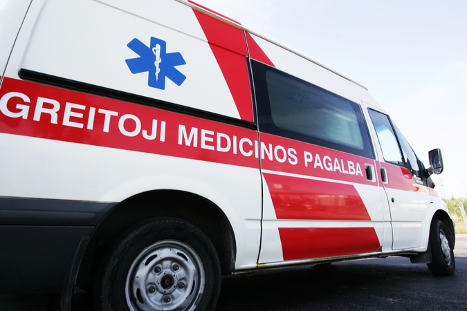 Uostamiestyje – girto vyro išpuolis prieš medikus: į GMP automobilį metė plytą