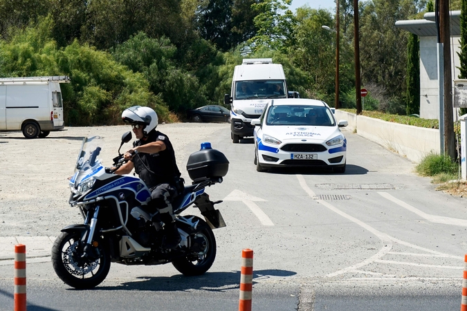Kipre prieš teismą dėl aplaidumo stos 15 policijos pareigūnų