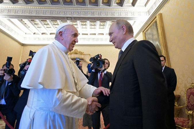 V. Putinas į susitikimą su popiežiumi atvyko pavėlavęs