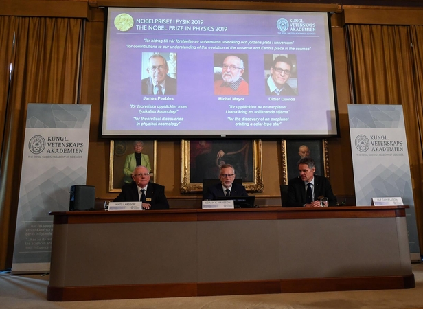 Nobelio fizikos premija atiteko trims Visatos evoliuciją tyrinėjusiems mokslininkams