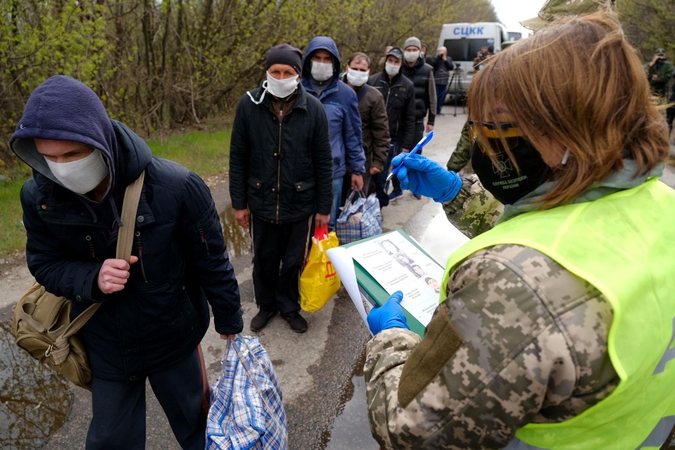 Kijevas ir Luhansko separatistai apsikeitė belaisviais pagal formulę „11 mainais į 4“