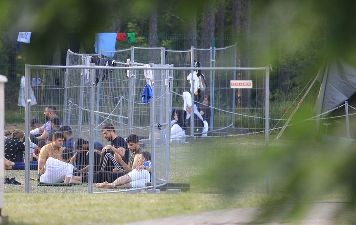 Sulaikyti migrantai gyvenimo sąlygas lygina su konclageriu, konfliktuoja dėl jau pabodusio maisto