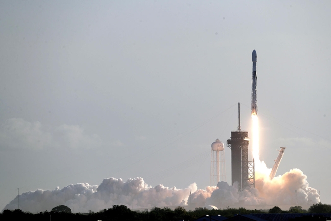 „SpaceX“ gegužę planuoja pirmą žmonių skrydį į kosminę stotį