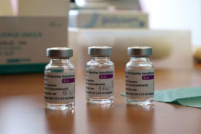 Ekspertai nemato pagrindo stabdyti skiepijimą „AstraZeneca“ vakcina