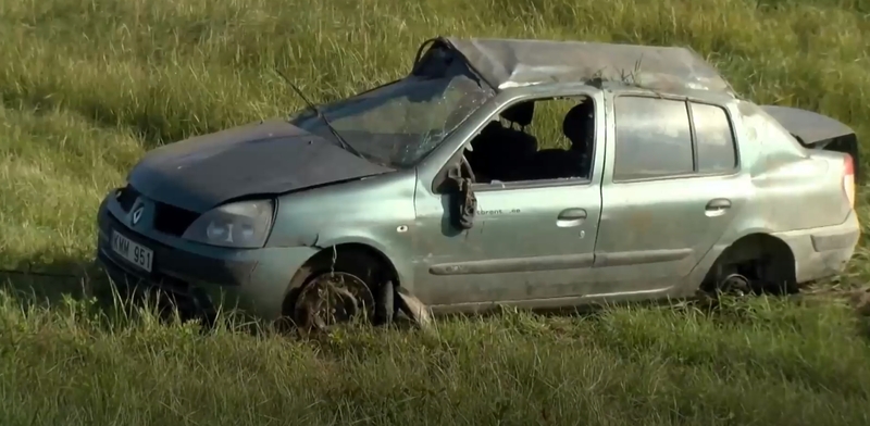 Autostradoje automobilis nulėkė nuo kelio: vairuotojas girtėjo pareigūnų akyse