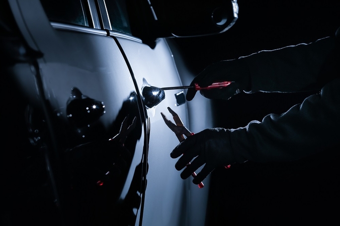 Sostinėje siautėja vandalai: apgadino dvylika kieme stovėjusių automobilių