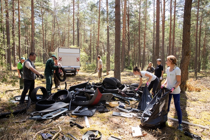 Dzūkijos nacionaliniame parke nemokamai „atostogauja“ automobilinių atliekų sąvartynai