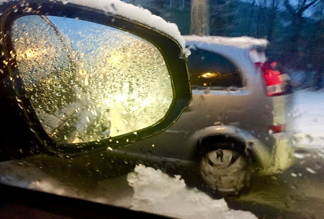 Skubėkite lėtai: dieną eismo sąlygas sunkins snygis ir plikledis