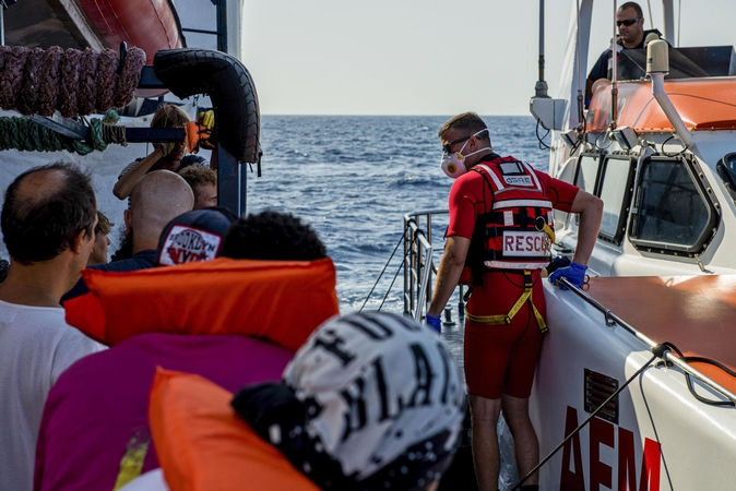 Europai nereaguojant į migrantų padėtį, gelbėjimo laivai įstrigo Viduržemio jūroje