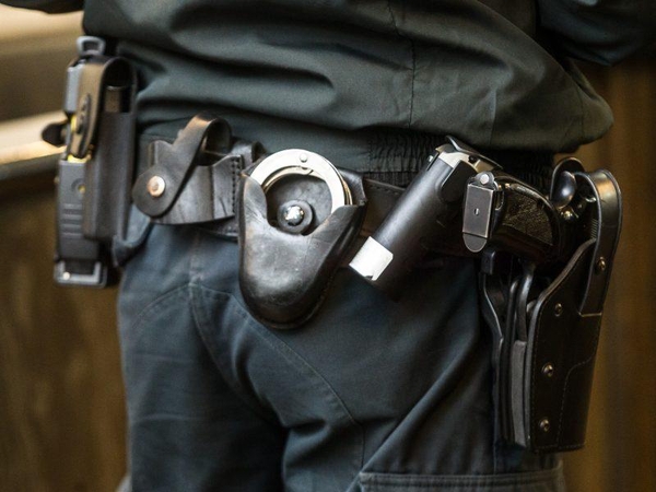 Policininko ginklą atimti bandžiusiam girtam vairuotojui teismas paskyrė areštą