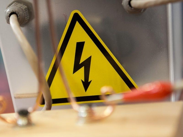 Statomoje elektros linijoje nuvirto keturios gelžbetoninės atramos: stabdomi darbai