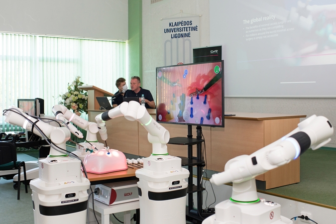 Klaipėdos universitetinė ligoninė išbandė jau antrą robotinę chirurginę sistemą