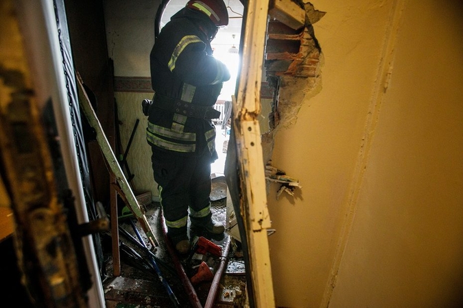 Tauragės rajone užsiliepsnojo namas: nukentėjęs vyras išgabentas į ligoninę