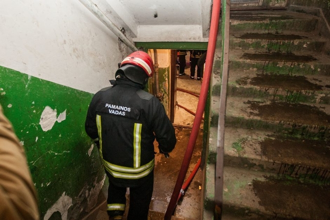 Sostinės ugniagesiai buvo sukelti ant kojų: atvira liepsna degė butas