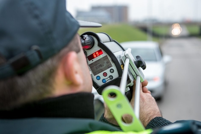 Naujas siūlymas: už greičio viršijimą baus ne vairuotoją, o automobilio savininką?