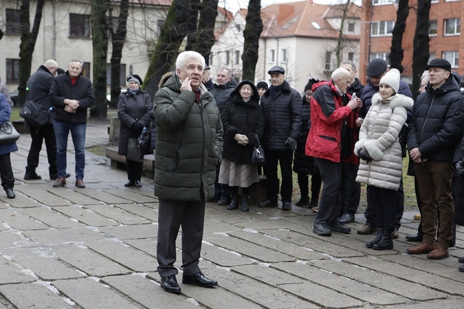 Klaipėdiečius priešina medžiai prie paminklo: kas kaltas, kad vieta nesulaukia permainų?