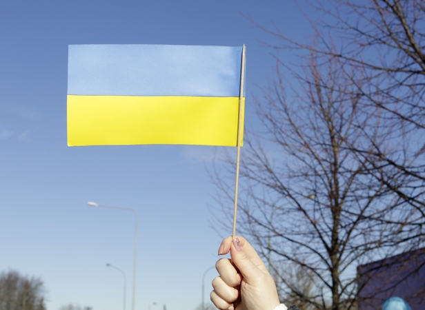 Išreiškia palaikymą: Klaipėdoje plevėsuos Ukrainos dvispalvės