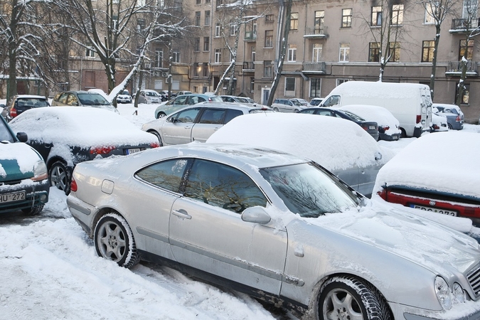 Ieško problemos sprendimo būdų: daugiabučių kiemuose reikėtų daugiaaukščių garažų