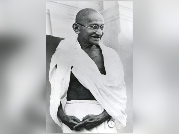 Aukcione parduodami garsieji M. Gandhi akiniai