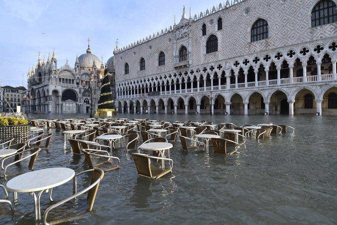 Venecijos gatves ir vėl apsėmė potvynis: sunerimę ir gyventojai, ir turistai