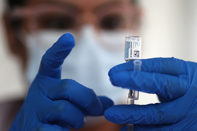 Profesorius apie tai, kodėl JAV laikinai sustabdė skiepijimą „Johnson & Johnson“ vakcina
