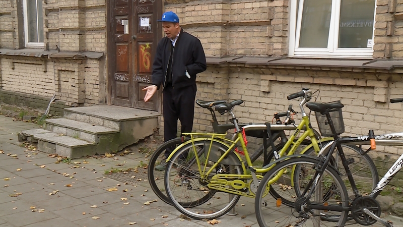 J. Statkevičius rėžė savivaldybei: arba išsivežate dviračių stovus, arba jie išnyks