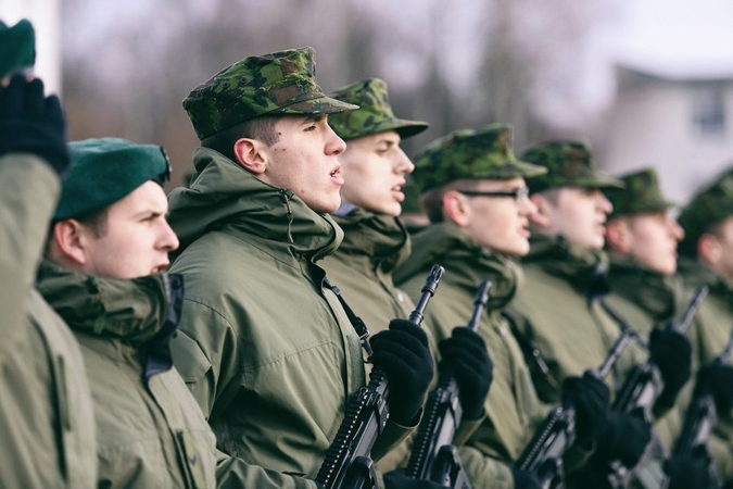 Svarstys siūlymą keisti karo prievolės tvarką: tarnybos išvengtų daugiau jaunuolių