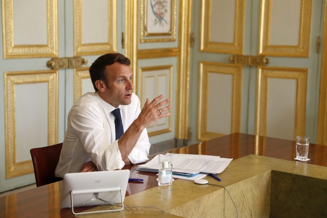 E. Macronas: dar anksti pasakyti, ar šią vasarą galėsime atostogauti