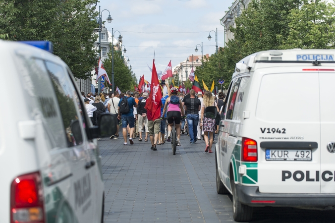 Proteste prieš skiepus ir testavimą incidentų išvengti nepavyko, teko įsikišti policijai