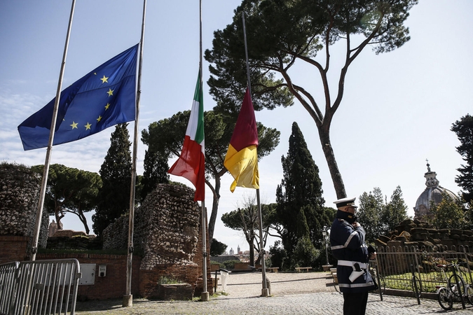Gedint koronaviruso aukų, Italijoje iki pusės stiebo nuleistos vėliavos