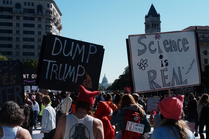 Tūkstančiai amerikiečių moterų išėjo į gatves protestuoti prieš D. Trumpą