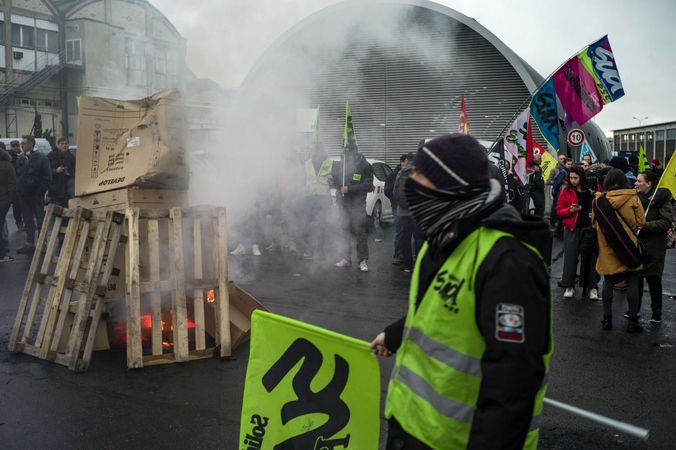 Prancūzijoje tęsiasi visuotinis streikas: sostinėje planuojama didžiulė demonstracija