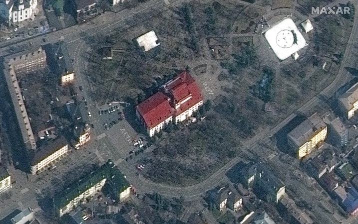Ukrainos parlamentarė: Mariupolyje iš po teatro griuvėsių išgelbėta 130 žmonių