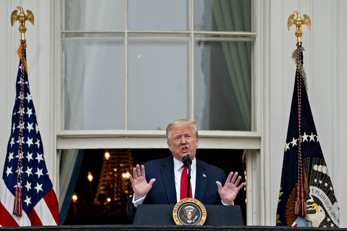 D. Trumpas grasina knygą parašiusiam buvusiam savo patarėjui J. Boltonui
