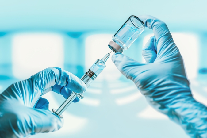 „BioNTech“ generalinis direktorius viliasi iki sausio galo padidinti vakcinos gamybos apimtis