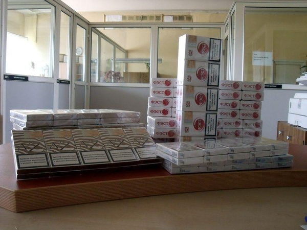 100 pakelių rusiškų cigarečių vyrui atsieis mažiausiai tūkstantį litų