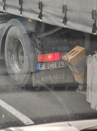 Kuriozas: lipni juosta vairuotojo nuo baudos neišgelbėjo
