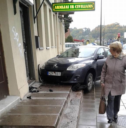 Birštono gatvėje automobilis užlėkė ant šaligatvio