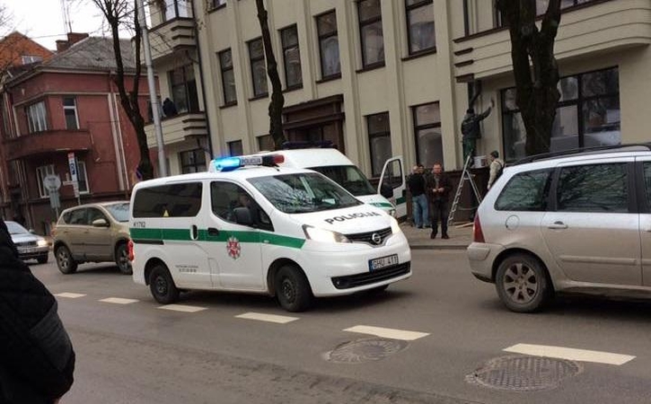 Į avariją pakliuvo konvojaus automobilis, vežęs įtariamuosius
