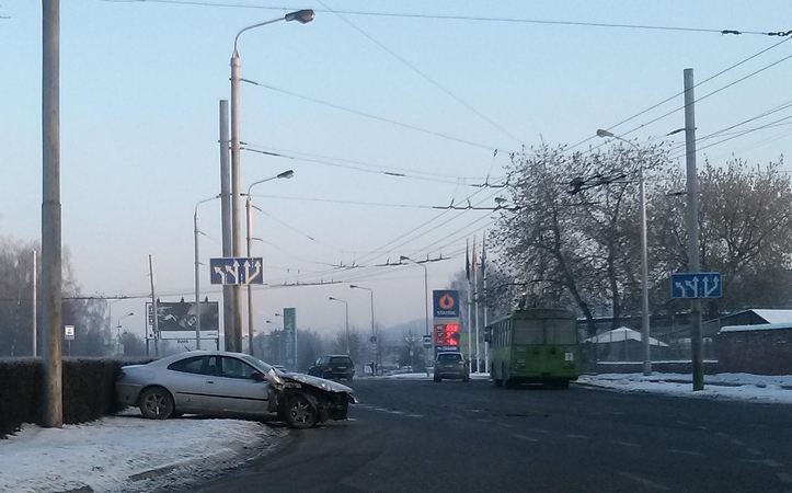 Žiede – lengvojo automobilio ir troleibuso avarija