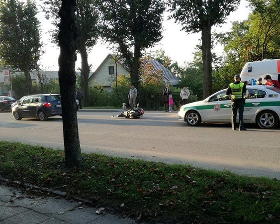 Garliavoje motoroleris rėžėsi į lengvąjį automobilį