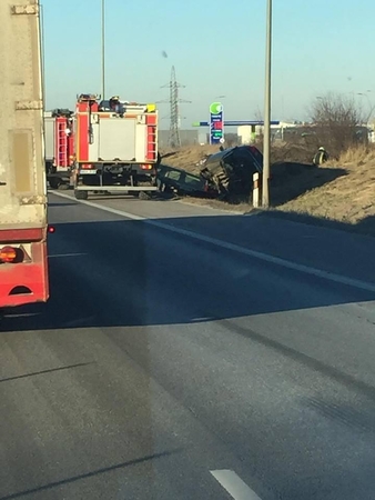 Autostradoje nuo autovežio nukrito du automobiliai, kilo spūstys