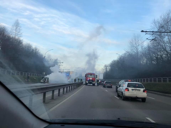 Rytinio piko metu prie Varnių tilto užsidegė „Volkswagen“