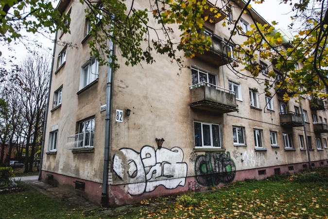 Kol vieni daugiabučių gyventojai šąla, kitus kankina vasariškas karštis