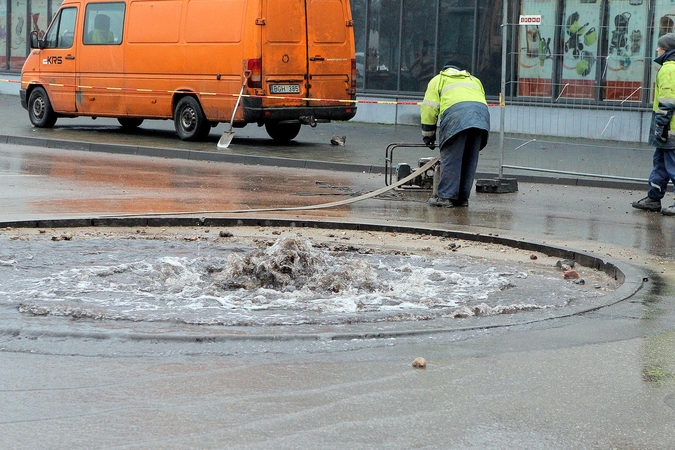 Per vandentiekio avariją patvino Jonavos gatvė