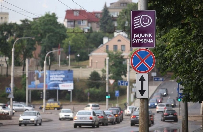 Mieste pridygo ženklų, nurodančių šypsotis