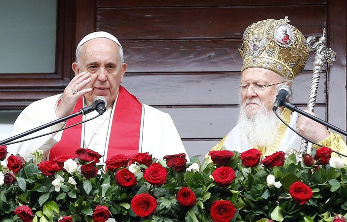 Popiežius baigiantis vizitui Turkijoje žada remti Artimųjų Rytų krikščionis